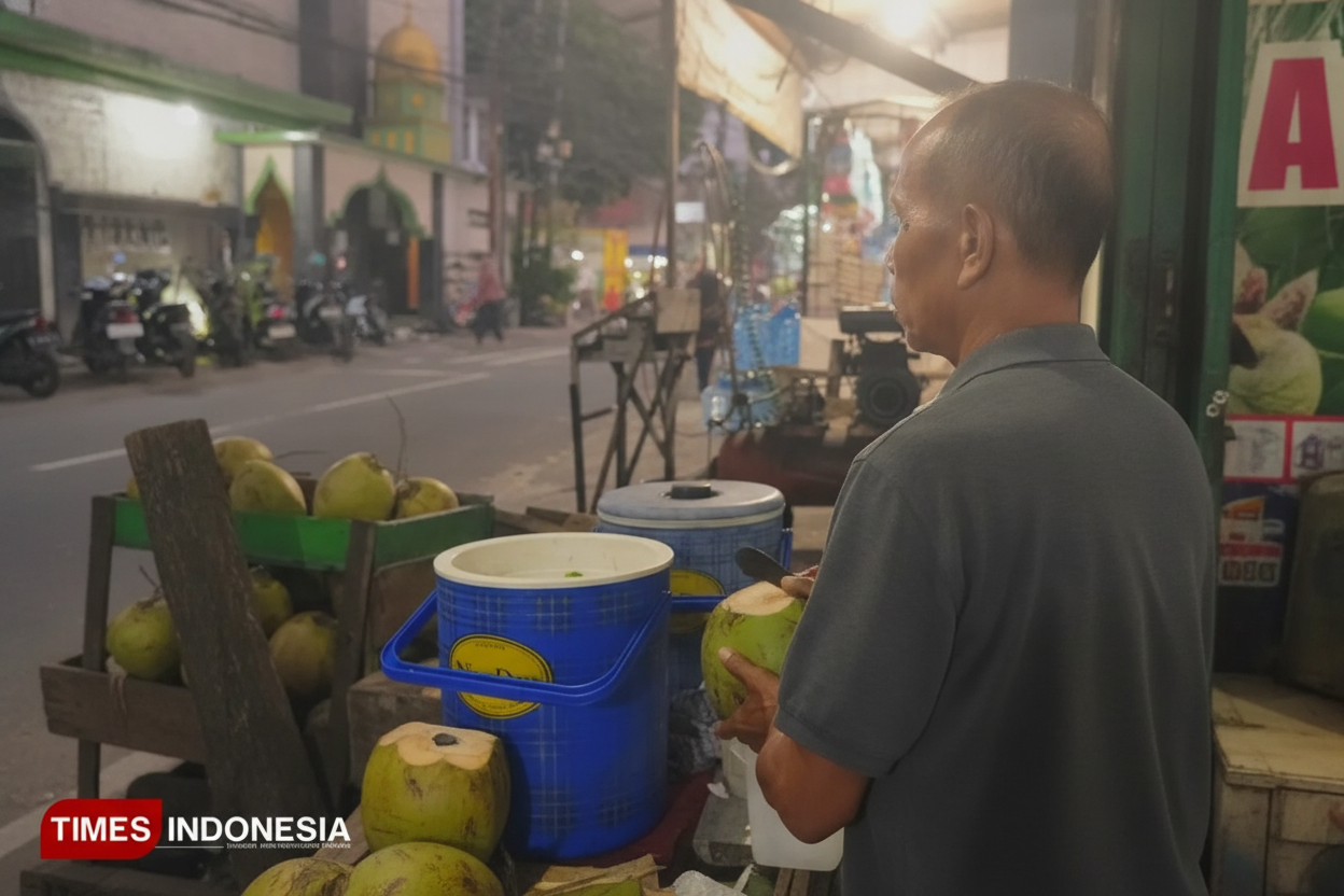 Kisah Inspiratif Pak Man: 28 Tahun Jual Kelapa Muda, Antarkan Dua Anak Lulus UI